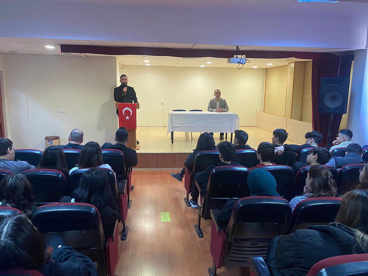 Okulumuzda @ErasmusDays Kutlamaları  kapsamında, Müdürlüğümüzce hazırlanan panoların sergilenmesi, yurt içinde ve yurt dışında bulunan sektör temsilcileri ile öğretmenlerimiz tarafından seminerler verilmesi suretiyle kutlanmıştır. <a href="/ulusalajans/">Türkiye Ulusal Ajansı 🇹🇷 Turkish NA</a>  <a href="/Avcilarilcemem/">Avcılar İlçe Millî Eğitim Müdürlüğü</a> <a href="/CevatDervisoglu/">Cevat Dervişoğlu</a>