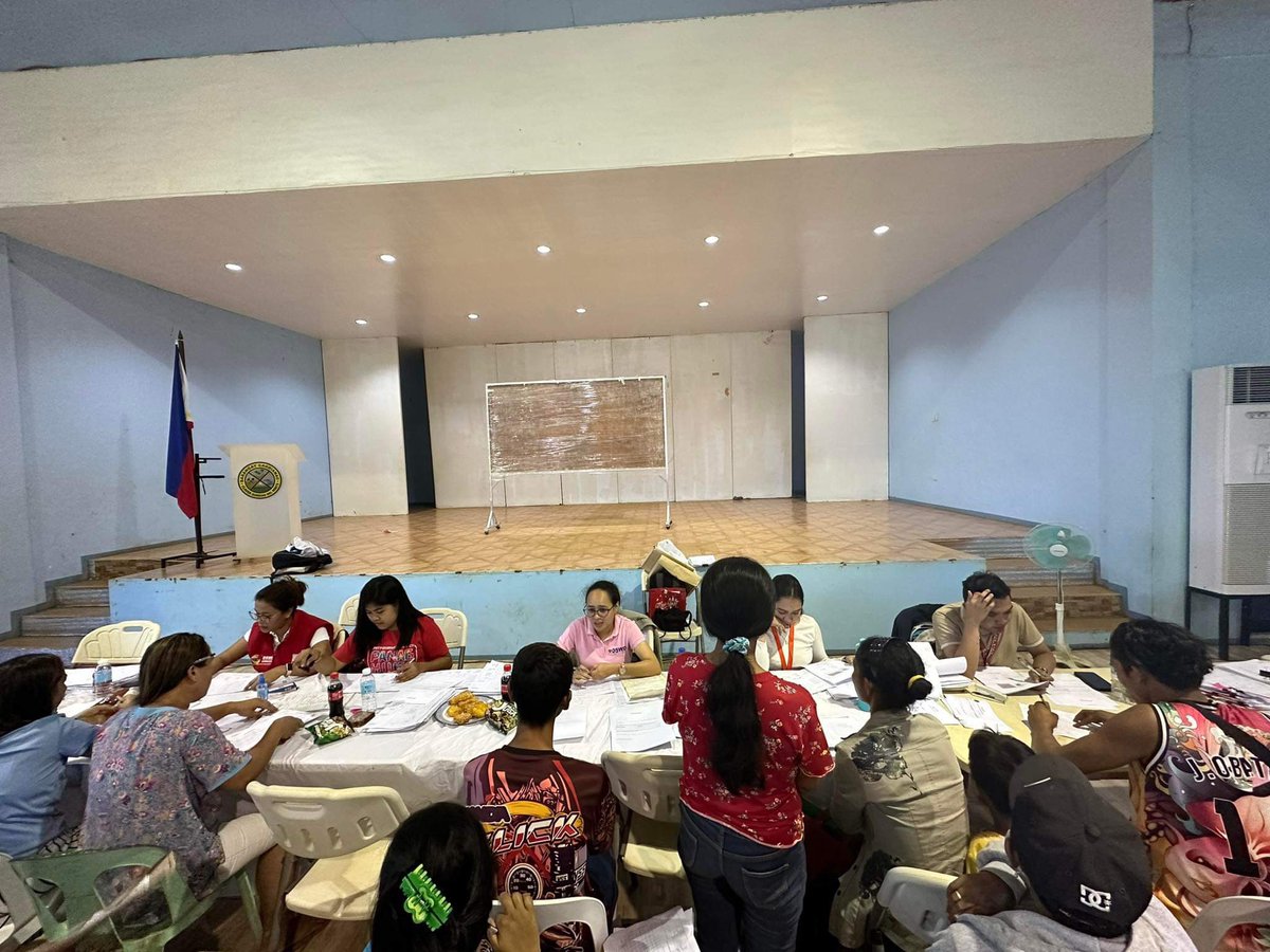 krizmuffin07's tweet photo. Conducted massive updating at this moment in Brgy Cagdianao, Claver, Surigao del Norte. 

#DswdMyMalasakit
#BawatBuhayMahalagaSaDSWD https://t.co/9TzuQMniDr
