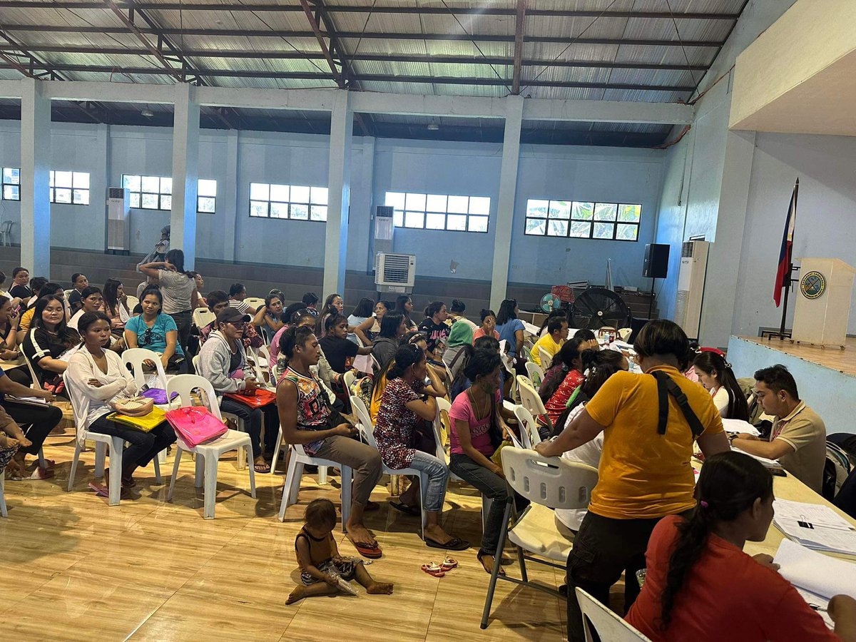 krizmuffin07's tweet photo. Conducted massive updating at this moment in Brgy Cagdianao, Claver, Surigao del Norte. 

#DswdMyMalasakit
#BawatBuhayMahalagaSaDSWD https://t.co/9TzuQMniDr