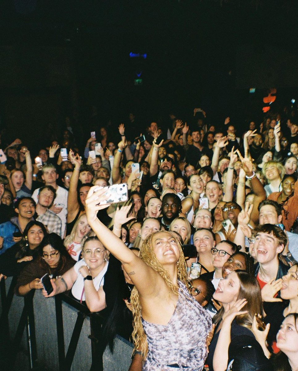 mahalia's tweet photo. luv all around 🥹🥲🫀💕🥀🥰 
tour on film!!!!  
still some tickets left for Brighton tonight 🤝 https://t.co/tkoadjG2VG https://t.co/RDf8kdxhZP