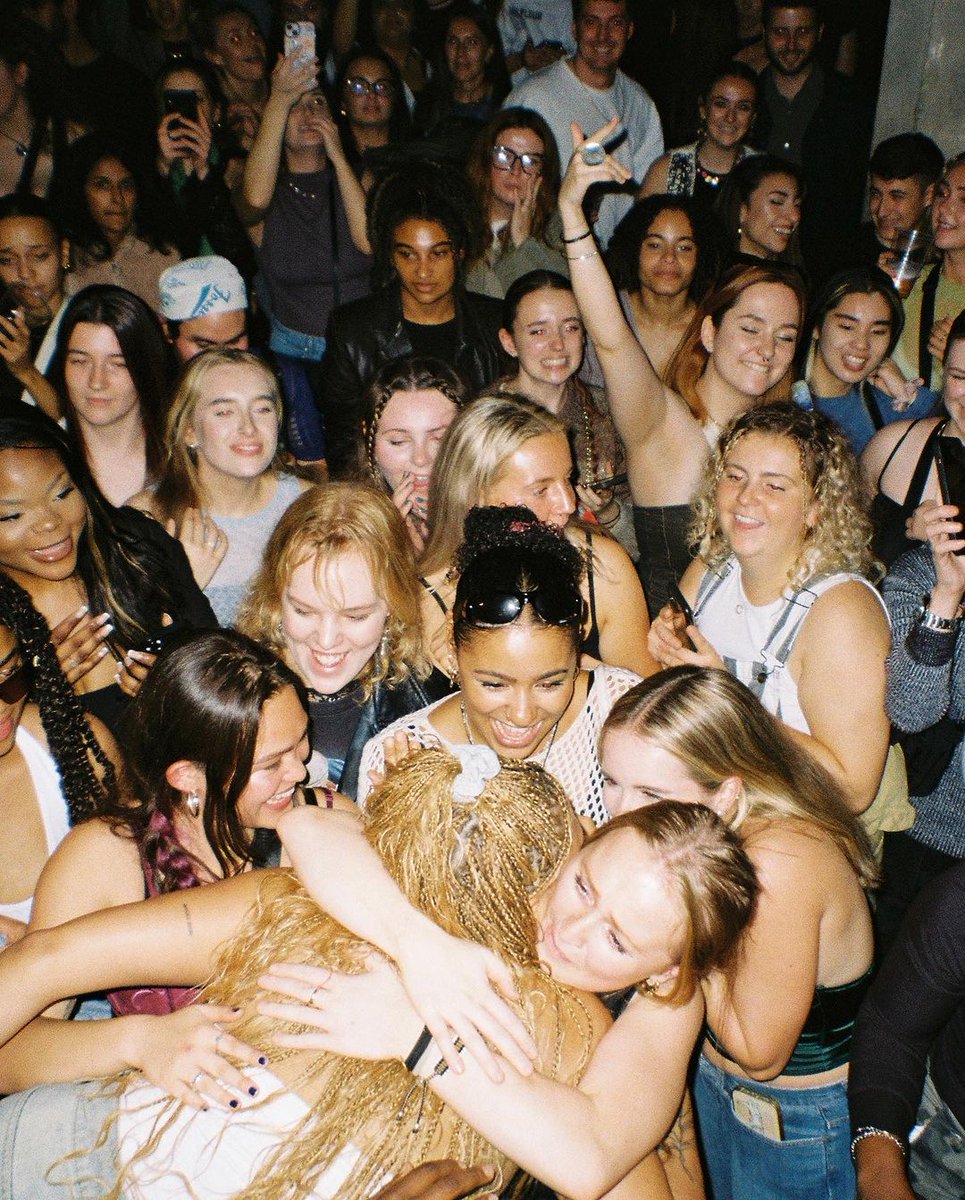 mahalia's tweet photo. luv all around 🥹🥲🫀💕🥀🥰 
tour on film!!!!  
still some tickets left for Brighton tonight 🤝 https://t.co/tkoadjG2VG https://t.co/RDf8kdxhZP