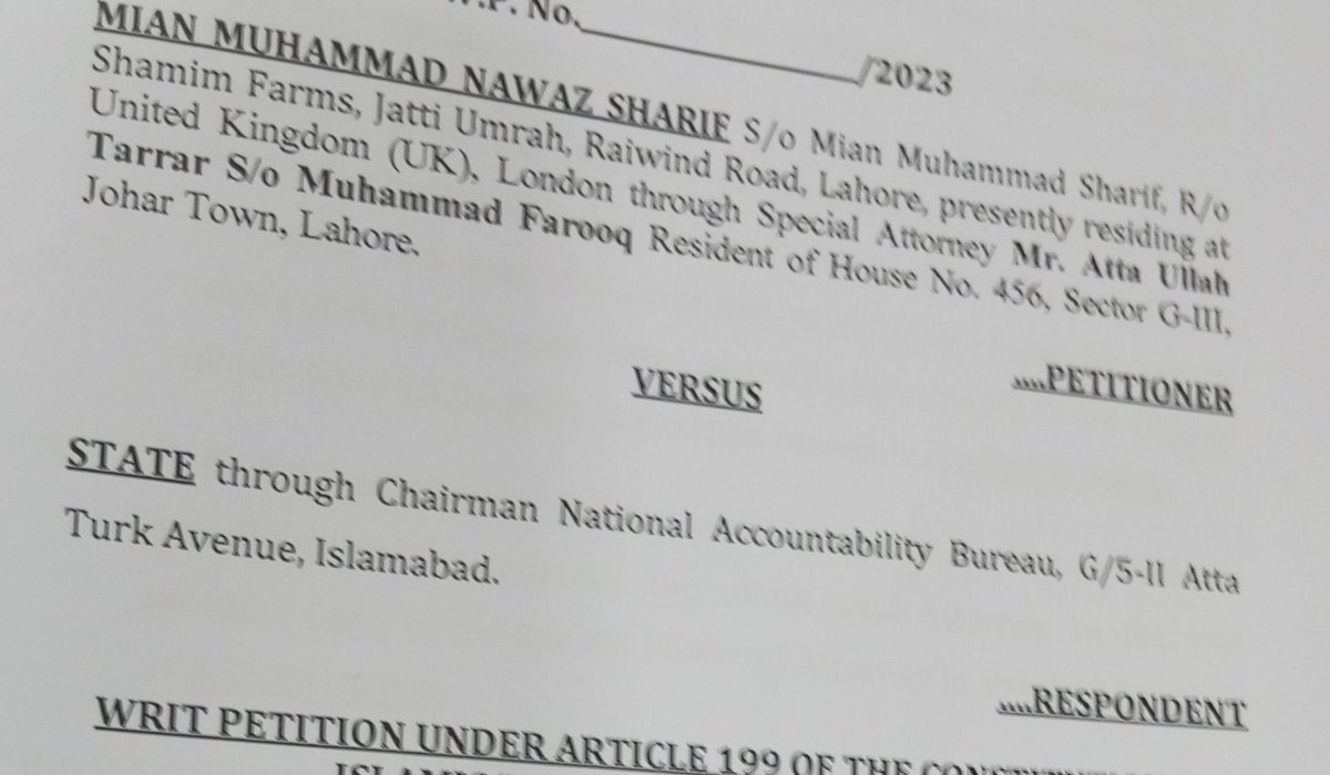 NaeemPanjuthaa's tweet photo. اسلام آباد ہائی کورٹ تو اٹارنی کے ذریعےضمانت کی  درخواست دائر ہو نہیں سکتی تھی تو پھر کیسے یہ ہوا ؟کیسے اعتراض ختم ہو گیا ؟ اسی بائیو میڑک کے لیے عمران خان صاحب بائیو میڑک کمرہ میں موجود تھے جب اسی کمرہ سے 9 مئی کو اغوا کیا تھا.ہماری درخواست پر اس وقت کیوں اعتراض لگا ؟ جب کہ اس وقت درخواستیں  میرے ذریعے دائر ہوئی کیونکہ میرے پاس خان صاحب کا سپیشل پاور آف اٹارنی تھا.ہر درخواست  پر مجبور کیا گیا کہ عمران خان خود آکر بائیو میڑک کرے،ہم بار بار کہہ رہے تھے کہ عمران خان صاحب زخمی ہوۓ ہیں اور ویل چئیر پر مشکل ہے ان کا زیادہ موومنٹ کرنا.لیکن کوئی بات نہیں مانی گئی.آج نواز شریف ملک سے باہر ہے تو کیسے اس کے اٹارنی کے ذریعے درخواست دائر ہوئی اور درخواست پر کوئی اعتراض بھی نہیں لگا.