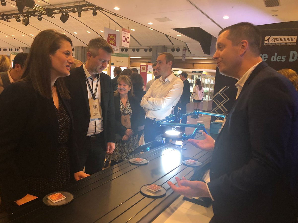 Pole_Systematic's tweet photo. 🔛 @Cosmetic360 :  Visite d'@ADublanche en compagnie de Marc-Antoine Jamet (@LVMH) sur l'espace "L'Essence des Deep Tech" (stand DB50) à la rencontre de nos membres : @Axemtec @scortex @mc_ledger 
Merci à @ChooseIDF @iledefrance &amp; @CosmeticValley https://t.co/C9j4iPlZTv