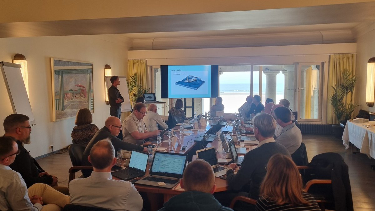 Ben Scholten of the Nederlandse Visserbond with a presentation on uniform teaching materials on #stability in #fisheries. #fishermen #fishers #safety