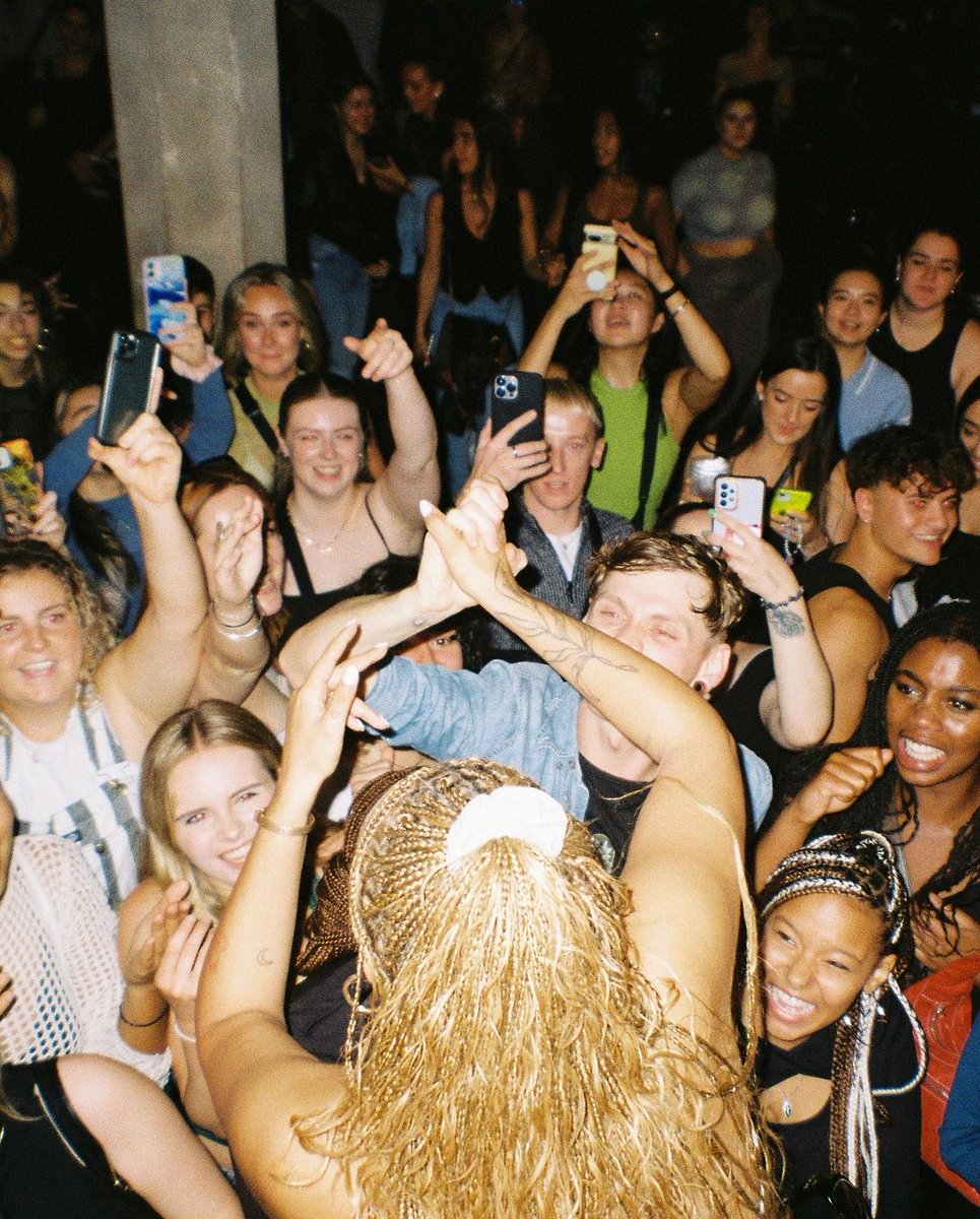 mahalia's tweet photo. luv all around 🥹🥲🫀💕🥀🥰 
tour on film!!!!  
still some tickets left for Brighton tonight 🤝 https://t.co/tkoadjG2VG https://t.co/RDf8kdxhZP