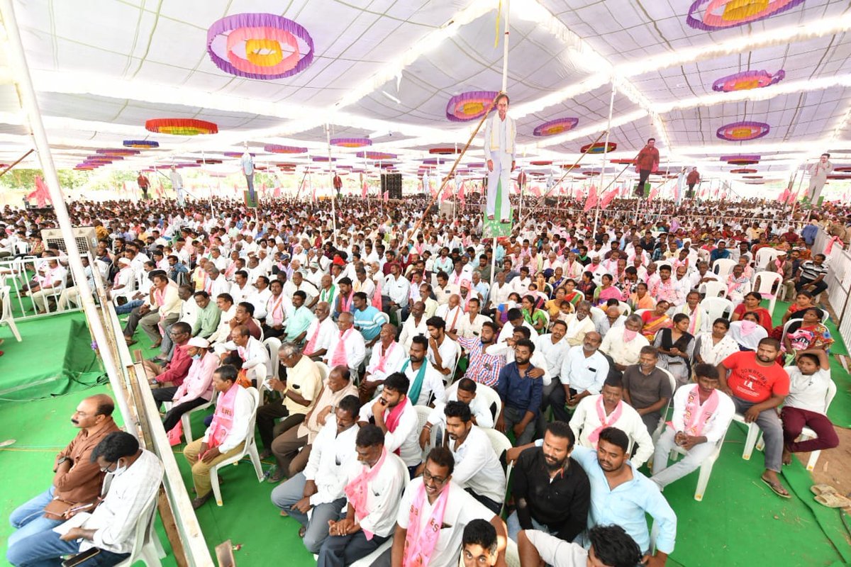 BRSparty's tweet photo. తెలంగాణ ఉద్యమానికి కరీంనగర్‌లోనే బీజం పడిందని బీఆర్ఎస్ వర్కింగ్ ప్రెసిడెంట్, మంత్రి @KTRBRS అన్నారు. 

కరీంనగర్‌ ప్రజా ఆశీర్వాద సభలో పాల్గొని ప్రజలనుద్దేశించి ప్రసంగించారు. 

బీఆర్ఎస్ పాలనలో ఎన్ని మార్పులు వచ్చాయో గమనించాలి. కరీంనగర్‌లో ఎన్ని అభివృద్ధి పనులు పూర్తి చేశామో చూడండి. కరీంనగర్‌లో తాగునీటి సమస్య పరిష్కరించాం. ఉమ్మడి కరీంనగర్‌ జిల్లాలో ఎక్కడ చూసినా జలకళే కనిపిస్తోంది. బీజేపీ, కాంగ్రెస్‌కు ఓటేస్తే 50 ఏళ్లు వెనక్కి వెళ్తాం.

#KCROnceAgain #VoteForCar