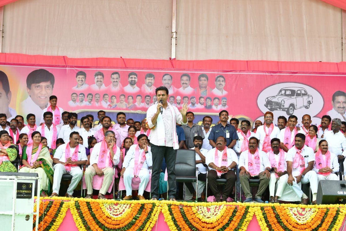 BRSparty's tweet photo. తెలంగాణ ఉద్యమానికి కరీంనగర్‌లోనే బీజం పడిందని బీఆర్ఎస్ వర్కింగ్ ప్రెసిడెంట్, మంత్రి @KTRBRS అన్నారు. 

కరీంనగర్‌ ప్రజా ఆశీర్వాద సభలో పాల్గొని ప్రజలనుద్దేశించి ప్రసంగించారు. 

బీఆర్ఎస్ పాలనలో ఎన్ని మార్పులు వచ్చాయో గమనించాలి. కరీంనగర్‌లో ఎన్ని అభివృద్ధి పనులు పూర్తి చేశామో చూడండి. కరీంనగర్‌లో తాగునీటి సమస్య పరిష్కరించాం. ఉమ్మడి కరీంనగర్‌ జిల్లాలో ఎక్కడ చూసినా జలకళే కనిపిస్తోంది. బీజేపీ, కాంగ్రెస్‌కు ఓటేస్తే 50 ఏళ్లు వెనక్కి వెళ్తాం.

#KCROnceAgain #VoteForCar