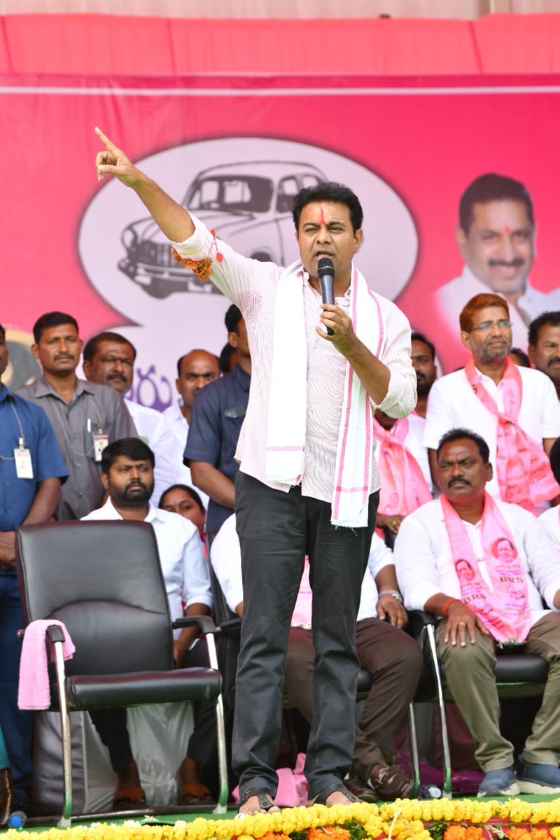 BRSparty's tweet photo. తెలంగాణ ఉద్యమానికి కరీంనగర్‌లోనే బీజం పడిందని బీఆర్ఎస్ వర్కింగ్ ప్రెసిడెంట్, మంత్రి @KTRBRS అన్నారు. 

కరీంనగర్‌ ప్రజా ఆశీర్వాద సభలో పాల్గొని ప్రజలనుద్దేశించి ప్రసంగించారు. 

బీఆర్ఎస్ పాలనలో ఎన్ని మార్పులు వచ్చాయో గమనించాలి. కరీంనగర్‌లో ఎన్ని అభివృద్ధి పనులు పూర్తి చేశామో చూడండి. కరీంనగర్‌లో తాగునీటి సమస్య పరిష్కరించాం. ఉమ్మడి కరీంనగర్‌ జిల్లాలో ఎక్కడ చూసినా జలకళే కనిపిస్తోంది. బీజేపీ, కాంగ్రెస్‌కు ఓటేస్తే 50 ఏళ్లు వెనక్కి వెళ్తాం.

#KCROnceAgain #VoteForCar