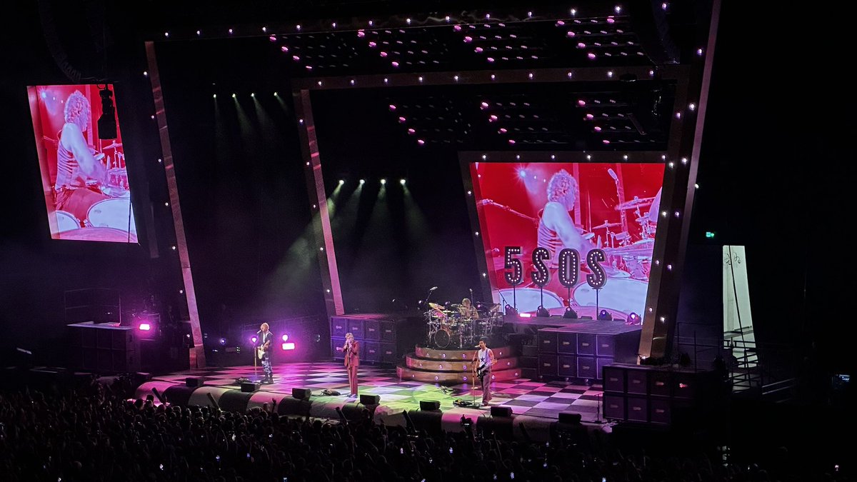outerspacesky's tweet photo. #The5SOSShowGliwice #5sosgliwice https://t.co/VJdRwLF3lm