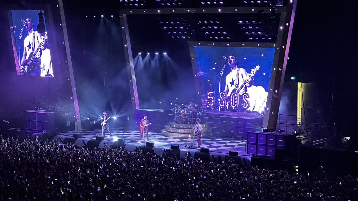 outerspacesky's tweet photo. #The5SOSShowGliwice #5sosgliwice https://t.co/VJdRwLF3lm