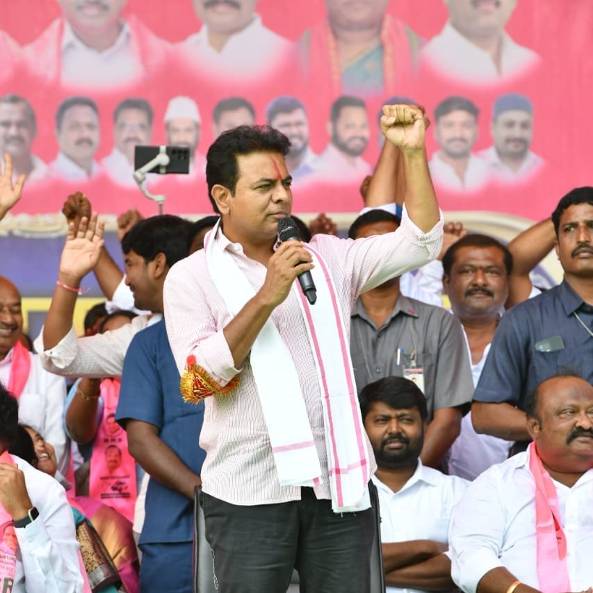 BRSparty's tweet photo. తెలంగాణ ఉద్యమానికి కరీంనగర్‌లోనే బీజం పడిందని బీఆర్ఎస్ వర్కింగ్ ప్రెసిడెంట్, మంత్రి @KTRBRS అన్నారు. 

కరీంనగర్‌ ప్రజా ఆశీర్వాద సభలో పాల్గొని ప్రజలనుద్దేశించి ప్రసంగించారు. 

బీఆర్ఎస్ పాలనలో ఎన్ని మార్పులు వచ్చాయో గమనించాలి. కరీంనగర్‌లో ఎన్ని అభివృద్ధి పనులు పూర్తి చేశామో చూడండి. కరీంనగర్‌లో తాగునీటి సమస్య పరిష్కరించాం. ఉమ్మడి కరీంనగర్‌ జిల్లాలో ఎక్కడ చూసినా జలకళే కనిపిస్తోంది. బీజేపీ, కాంగ్రెస్‌కు ఓటేస్తే 50 ఏళ్లు వెనక్కి వెళ్తాం.

#KCROnceAgain #VoteForCar