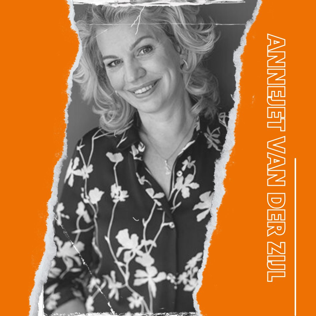 Wij zijn trots! Dit jaar wordt Heel Nederland Leest bij de LocHal afgetrapt. Iedereen krijgt in november het boek Sonny Boy van Annejet van der Zijl cadeau bij de bieb. Staatssecretaris Gunay Uslu reikt op 1 november het eerste exemplaar uit aan Annejet.  bibliotheekmb.op-shop.nl/3078/heel-nede…