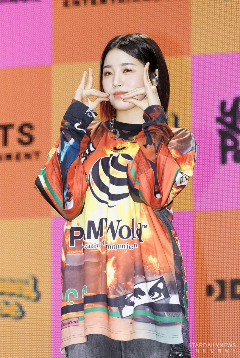 🧣| Sunhye durante o showcase de debut do YoungPosse!

WELCOME TO THE CHEESE BOX

#YoungPosseDebut #MACARONICHEESE #YOUNGPOSSE #YOUNGPOSSE_IS_COMING