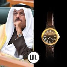 falarbash's tweet photo. الله بعينك يا سمو الشيخ احمد النواف 

لبس جاكيت صار حديث الموسم وطلعوا قيمة الجاكيت وتاريخ حياة مصمم الجاكيت

لبس ساعة طلعوا ماركة الساعة و سعر الساعة والبعض حط عينه على قيمتها ولا كأن الشيخ احمد النواف شاريها من فلوسه الخاصة

قابل وفد من شركة مايكروسوفت في مكان سكنه الخاص بنيويورك وكان لابس لبس مو رسمي (كاجوال) قامت الدنيا وما قعدت، رئيس وزراء وما يلبس رسمي؟ اهم وفد من شركة والزيارة في بيته زيارة وديه يلبس اللي يبي كيفه. 

وآخرها مسافر بإجازة خاصة طلعوا بعض النواب يقولون له ارجع تراك طولت لا تسافر مو من حقك!! يمكن الرجل مسافر فحوصات او علاج او شي خاص هل لازم يعلن لكل العالم عن سبب سفره او ياخذ اذن منكم؟ 

تدخلوا في لبسه
وفي ساعاته اللي يلبسها 
وفي سفراته 
وفي طريقة مقابلته للوفود 
وفي مشاركته بالجمعية العامة للأمم المتحدة ألقى كلمة تاريخية تركوا كل شي وركزوا على  الكلمتين اللي اخطأ قراهم، علما بأن الخطأ وارد عند جميع البشر حتى رؤساء الدول والعلماء والادباء يخطئون والبعض وصل الي مرحلة الوقاحة وقلة الذوق بإنتقادهم.  

وينكم ما تكلموا عن إنجازات حكومته؟ 

تكلموا عن وقفته الشجاعة مع قضية فلسطين
وعشرات الإحالات  للنيابة المتتالية للفاسدين 
وإعادة تصنيف بدل عمل للممرضين 
والجمع بين الدراسة والعمل للشباب الطموحين
وحماية حقوق اصحاب التكاسي المتقاعدين من قبل بعض المقيمين  
وتوقيع الاتفاقيات التجارية المليارية مع الصين 
واللسته طويله