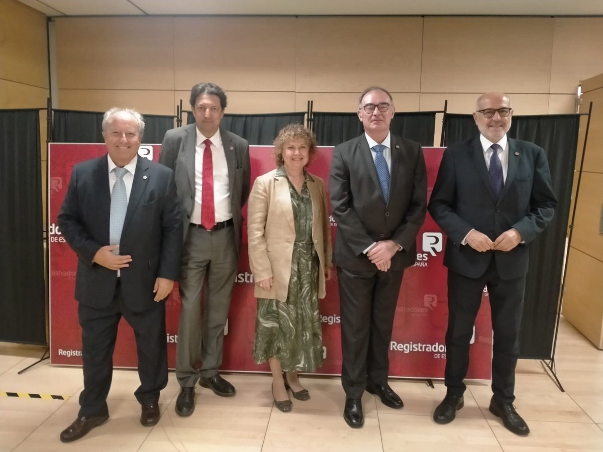 CAFbcn_lleida's tweet photo. Hoy, nuestro presidente @lorenzocafbl ha participado en la jornada de @Registrador_es donde ha hablado de las ayudas de rehabilitación de los #FNGUE, así como de nuestra Oficina Técnica Rehabilitación de Cataluña #OTRC.
👉Ha hecho hincapié en la necesidad de rehabilitar el parque de viviendas con criterios de #eficiencia #energética para hacerlo más seguro, sostenible, eficiente y accesible.
🗣️"Los AFC detectamos la oportunidad de trabajar para mejorar las deficiencias constructivas, energéticas y de accesibilidad de los edificios y facilitar negocio a las empresas de nuestro país, incrementando la riqueza de la sociedad y facilitando más confort en la habitabilidad", ha expuesto el Sr. Viñas.
#CAFBL #CollegiAdministradorsFinques #AFcollegiats #AFcolegiados