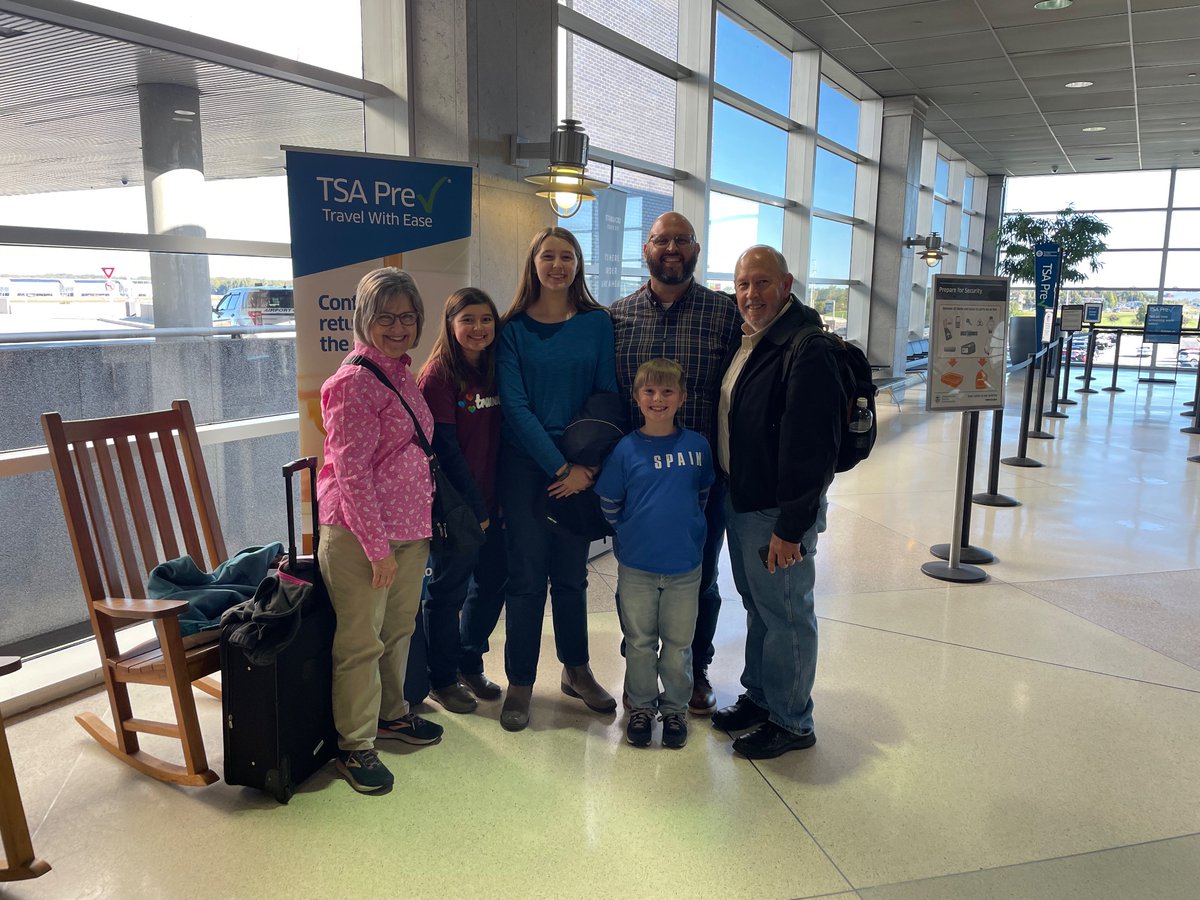 DanielJDarling's tweet image. My parents are going back to Spain. Growing up, I don’t know how many times I saw my dad pushing luggage. #mklife #darlingmissionaries