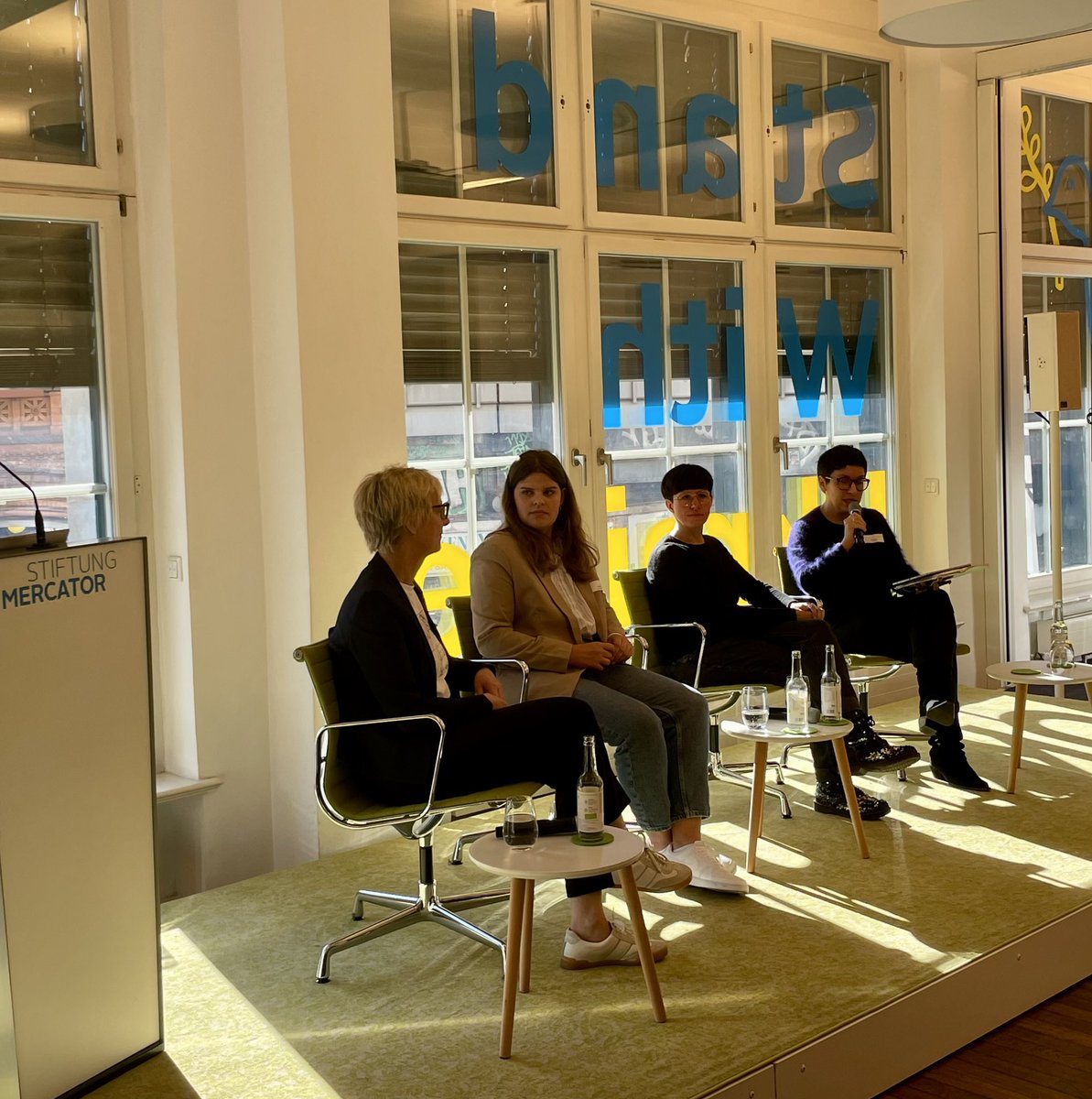 Im Panel „Der Weg in digitale Berufe: Einflüsse von außen“ sprach Julia Kloiber mit Maren Heltsche, Wiebke Maibaum und Christine Regitz über verschiede Berufswege in die Informatik, systemische Hürden und wie wichtig weibliche Vorbilder sind. #SheSummit23