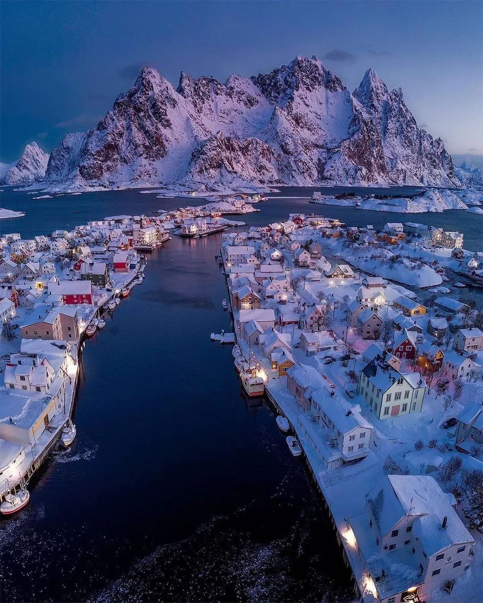 CulturalMarvels's tweet photo. Henningsvær, Norway 🇳🇴
📸: Chris Nanos https://t.co/qTOCNF3HJs