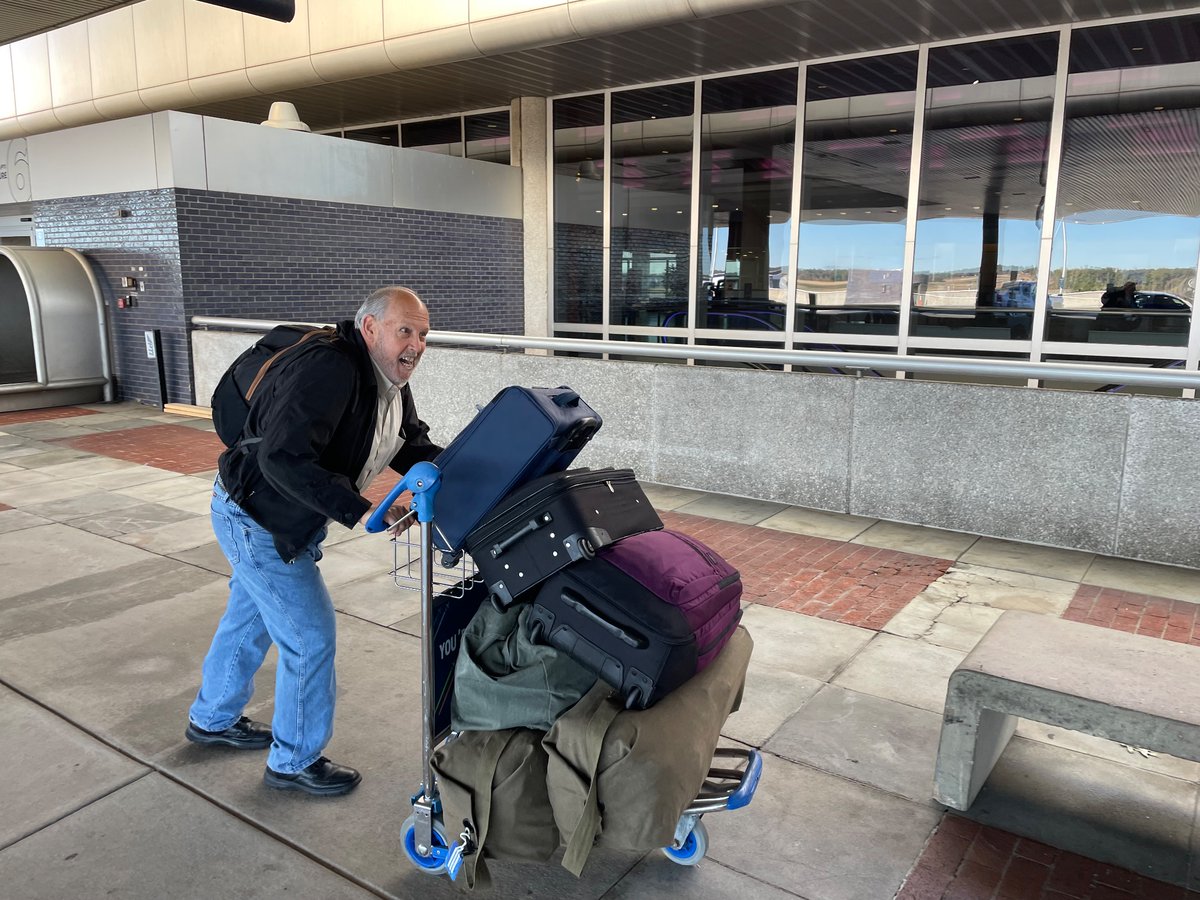 DanielJDarling's tweet image. My parents are going back to Spain. Growing up, I don’t know how many times I saw my dad pushing luggage. #mklife #darlingmissionaries