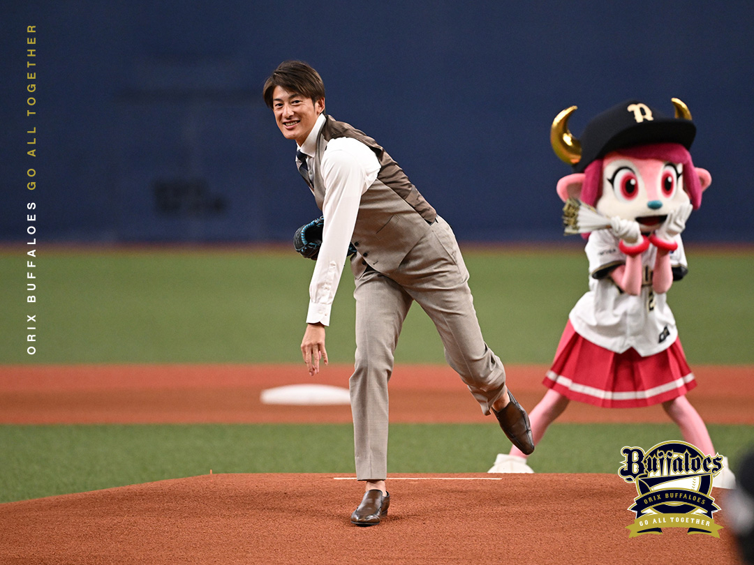 Orix_Buffaloes's tweet photo. ＼速報／
#パーソルCSパ ファイナルステージ開幕！
能見篤史さん、レッドソックス吉田正尚選手によるサプライズ特別始球式がさきほど行われました！

📺お二人は現在MBS試合中継にて解説中！
テレビの前から、ぜひ一緒に応援を💪！！！
#全員で勝つ
#Bs2023
#一年ぶりのおかえり
#能見篤史
#吉田正尚 https://t.co/WIhOZipr3L