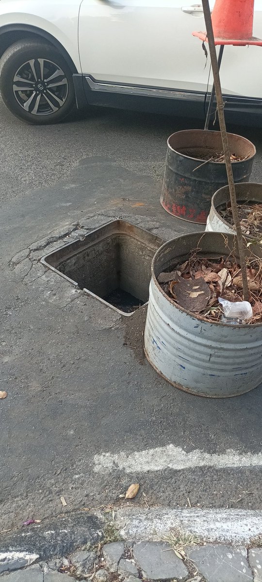 Ada lubang menganga di dekat terminal Antapani. Mohon dinas terkait untuk memperbaikinya <a href="/PRFMnews/">Radio PRFM</a>