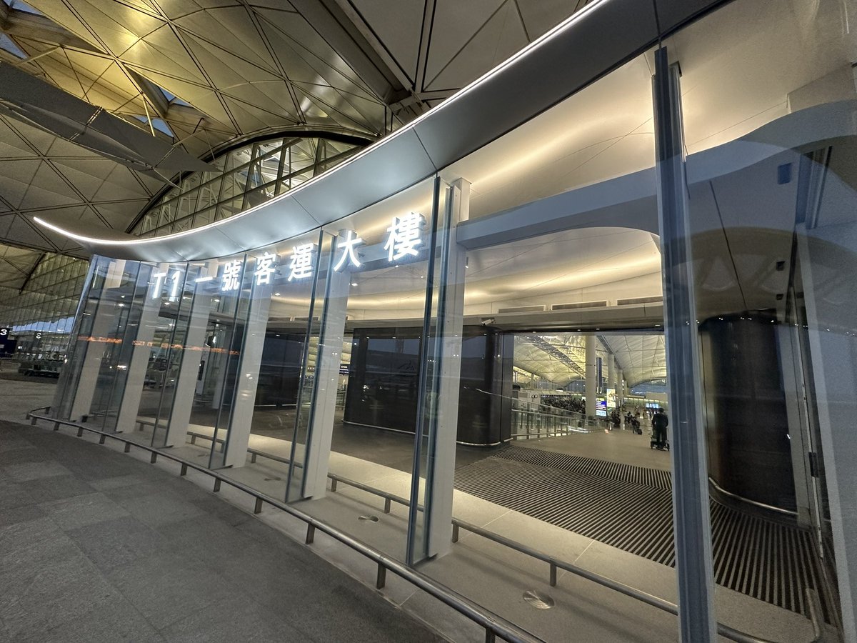 570mph's tweet photo. New entrance to the #hkia and it doesn’t even have English signage. #asiasworldcity what a joke! https://t.co/Cb4uL2ELFm