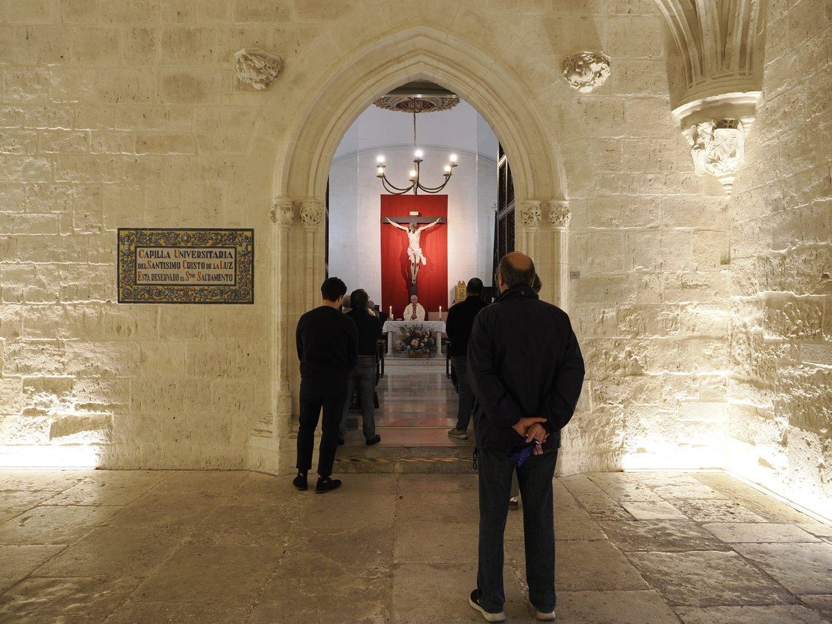 archiValladolid's tweet photo. Muchos templos de #Valladolid se sumaron ayer a la jornada de oración, ayuno y abstinencia para pedir por la paz y la reconciliación entre Israel y Palestina. Las primeras imágenes corresponden a la capilla universitaria del @cristodelaluzva https://t.co/DX9TofGz4G