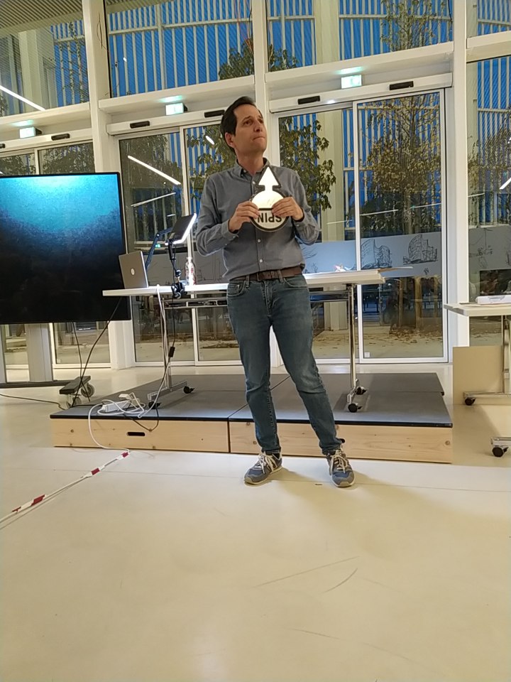 lucioleorange's tweet photo. Dans le cadre du festival #Curiositas, nous avons assisté hier à ette conférence animée par @jubobroff.
Une conférence interactive pour parler de découvertes en physique quantique.
La recherche n'est pas une ligne droite, mais un ensemble de chemins qui permettent de progresser https://t.co/leTTKciBGi