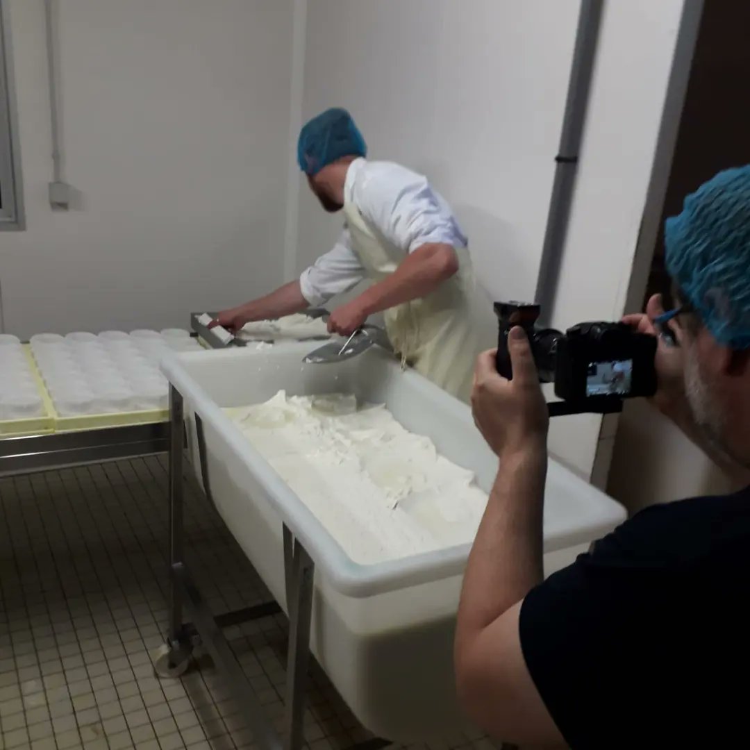 BoyerCl's tweet photo. [ Tournage Vidéo 📹 ]

Le Pradel toujours à la pointe de la diffusion pour nos éleveurs 🧑‍🌾

📽 Adopter les bons gestes en fromagerie 🧀

📽 Synthèse du projet ParCap'AuRA sur la gestion du parasitisme en caprin 🐐.

Bientôt disponible sur @InstitutElevage
Merci à @Philippe_Berte https://t.co/Y12DiTiEVF