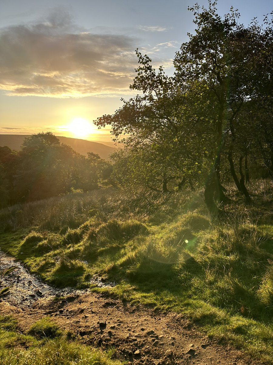 buffalosystems's tweet photo. Morning run before the sun comes up….. yes please! 🌅💥👌
Our local and very much loved Win Hill providing a great stomping ground for our staff for some hill training! 🏃♀️💨
#betweenyouandthewilderness #buffalosystems #madeinsheffield #madeintheuk #fitnesslaps #fellrunning https://t.co/iBgrKtzCtZ