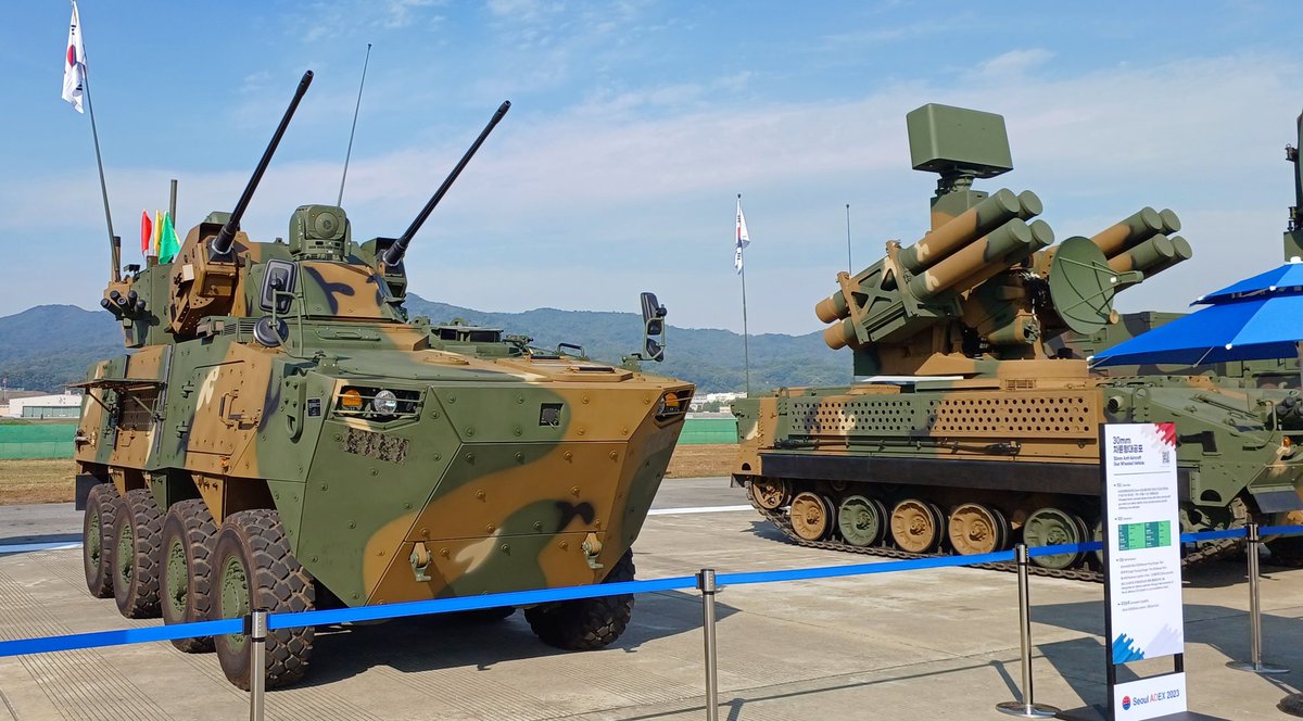 KimJYeop's tweet photo. @stoa1984 @DrTimHuxley @PENxSWORD
I've just returned from this year's biennial ADEX exhibition. Here are some pictures today.
Begin with ROK Army's lower-tier air defense systems; self-propelled anti-air cannon & short-range SAM. https://t.co/1r2xPRvqrH