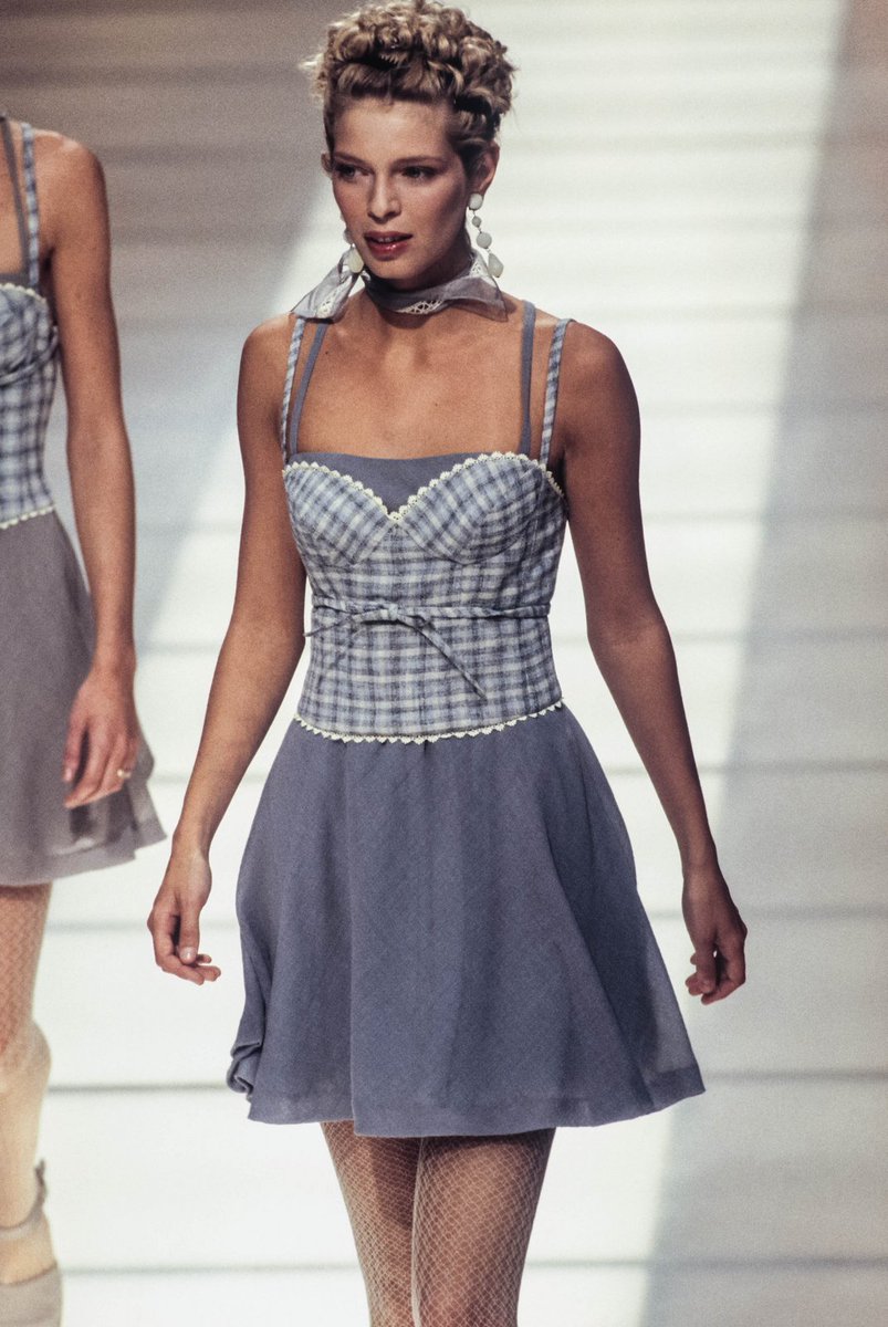 sky012000's tweet photo. Emporio Armani - Spring 1995 RTW https://t.co/eLIFVjqWkQ