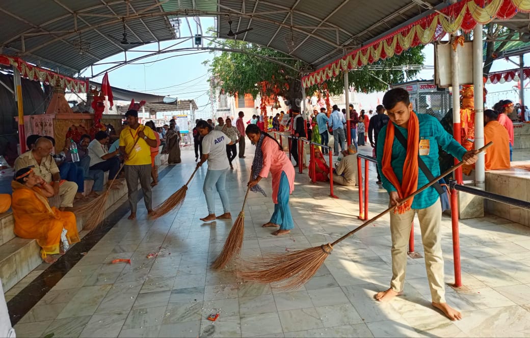 barmaiya_aditya's tweet photo. #Day_3
नवरात्रि के पावन पर्व पर महाकोशल प्रांत के विकासार्थ विद्यार्थी, सेवार्थ विद्यार्थी, मेडिविजन एवं जिज्ञासा द्वारा मां शारदा देवी धाम मैहर में नव दिवसीय मैहर मेला सेवा अभियान चलाया जा रहा है
#abvpmksatna
#abvpmk
#abvpsfd
#ABVPSFS https://t.co/mrZ0PsXdcL