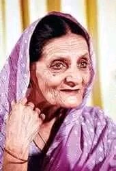RebornManish's tweet photo. 200 रु. की कीमत तुम क्या जानो, खान बाबू !!!

उन दो सौ की कीमत पूरा देश चुका रहा है, देश पर किश्तें खत्म होने नही हो रही। गड्ढे में फँसा एक पूरा समाज, और खोदकर खाई में धंस गया। बस, 

200 की खातिर ... 
●●
साहबान, 1978 का दौर था। मुकद्दर का सिकंदर रिलीज हुई थी। इससे इंस्पायर्ड होकर इंदौर में रहने वाले एक खान साहब ने, "सलामे इश्क मेरी जां' कर लिया। 

फिर कबूल कबूल कर लिया। मने पकी उम्र में  दूजा ब्याह किया। वकील थे, दौलतमंद थे, 4 अफोर्ड कर सकते थे।

कुछ समय दो बीवियों को साथ रखा, और फिर चख चख से तंग आकर पहली को तलाक दे दिया। 
●●
बीवी शाहबानो भी कोई फक्कड़ गरीब न थी। बड़ा मायका था, दौलत की कमी उनको भी न थी।

वकील साहब ने अपनी 62 साल की बीवी को 100-50 रुपये मासिक खर्चा देने का अहद किया था। कुछ दिनों तक दिया भी.. फिर डिफाल्ट कर गए। 

बीवी, वकील की बीवी, खार खाई थी।100 -50 रुपये के लिए 10 साल सुप्रीम कोर्ट तक लड़ने का माद्दा था। 

कहने का मतलब यह, कि मानवीय जरूरत से ज्यादा, मियां बीवी के ईगो का मुद्दा था। 
●●
शाहबानों ने CRPC -125 के तहत इंदौर कोर्ट में नालिश कर दी। लोकल कोर्ट ने फैसला बीवी के हक में दिया। 200 रुपये मासिक तय किये।

वकील साहब का ईगो हर्ट हुआ। फैसला CRPC रुट से था, ये जरा गड़बड़ था। 

सम्विधान कहता है कि शादी, उसका विच्छेद, उत्तराधिकार, हर्जे खर्चे, पर्सनल लॉ से तय होगा, IPC-CRPC से नही। वकील को लूप होल दिखा, हाईकोर्ट गए।।

हाईकोर्ट भी बीवी के पक्ष में, पतिदेव सुप्रीम कोर्ट गए। 10 साल बाद सुप्रीम कोर्ट ने भी शाहबानों के पक्ष में फैसला दिया। 
●●
सुप्रीम कोर्ट के फैसले का दूजा महत्व होता है। तमाम केसेज में साइटेशन और रेफरेंस। में यूज होता है। ये "स्टैंड अलोन" केस नही रह गया था। 

आने वाले दौर में इस नजीर को, पर्सनल लॉ के दूसरे सामाजिक प्रावधानों पर सुपरसीड करने के लिए होता। 

ये खतरे की घण्टी थी। 
●●
सो मियां-बीवी ईशु, नेशनल इशु बना। मुस्लिम पर्सनल लॉ बोर्ड ने, फैसले को अपने "संवेधानिक अधिकार" में हस्तक्षेप माना। 

धरना, प्रोटेस्ट, आवेदन, निवेदन, धनाधन सब। मगर आम नजर से देखें, तो सारे मुल्ला मौलवी, बेचारी स्त्री के अधिकार के हरण में जुटे दिखते। 
●●
अब सरकार सम्विधान प्रदत्त अल्पसंख्यक अधिकार प्रोटेक्ट करे, या स्त्री अधिकार?

केंद्र सरकार का प्रगतिशील, खुले दिमाग का एक मंत्री कौमी तमाशे के पुरजोर विरोध में था। आरिफ ने 1 घण्टे संसद में भाषण दिया।

कुरान, कानून, सम्विधान औऱ औरत के हकों हकूक पर शानदार तकरीर की। भाषण देकर बाहर आये, तो पता चला, 

सरकार झुक गयी है। 

प्रधानमंत्री ने फैसला पलट, सम्विधान को चुना। महिला के हक को दबाना कबूल किया।आरिफ ने इस्तीफा पटक दिया। 

मनाने की बहुतेरी कोशिश हुई, वे न माने। आखरी कोशिश नरसिंहराव ने की। आरिफ के कंधे पर हाथ रखकर कहा- 

"आरिफ, हम पॉलिटीशियन हैं, समाज सुधारक नही। अगर मुसलमान गड्ढे में रहना चाहते है, तो रहें। तो तुम क्यो जिद में अपना भविष्य खराब करना चाहते हो"
●●
तो अछूतों को "हरिजन" कह मुख्य धारा में लाने की कोशिश करने वाले गांधी की कांग्रेस, आज महज पॉलिटिशियन का जमावड़ा थी। 

गांधी के मार्ग से हटने की सजा आने वाले वक्त में   कहर की तरह मिलेगी, ये नरसिंहराव ने सोचा न होगा। 

आरिफ पद त्याग चलते बने। "धर्मनिरपेक्षता" "कॉन्स्टिट्यूशनल राइट" को नया नाम मिला। 

"तुष्टिकरण"
●●
रामशिला यात्राएं, दंगे वंगे तब चालू थे। इसी वक्त फैजाबाद कोर्ट का फैसला आया। 

ताला खोला जाये। 

जज साहब बाद में भाजपा विधायक बनने वाले थे। पर अभी तो शाहबानो मसले पर तुष्टिकरण की तोहमत झेलती कांग्रेस को लगा। 

"बेनिफिट लिया जा सकता है"
●●
जन्मभूमि का ताला खोलो, शिलान्यास करो, मन्दिर बनवा दो। मुस्लिम पहले तुष्ट थे, अब हिन्दू भी तुष्ट। बल्ले, बल्ले..

ताला खुला, तो एक जिन्न हू-हू-हाहा करते हुए निकला। राजीव को वक्त न मिला। 
●●
89 जीत जाते, तो मन्दिर वहां बनवाते, जहां खुद शिलान्यास किया था। लेकिन वीपी के बहाने सत्ता और चिराग का जिन्न भाजपा के हाथ लग गया। 

जिनकी शपथ, "वहीं" बनाने की ली। 

राजीव की शहादत से कांग्रेस सत्ता में लौटी, मगर जिन्न वापस न मिला। राव जब पूजा में बैठे, वो जिन्न अयोध्या में जमीन साफ करने लगा। बैठने और भजन करने के लिए पत्थर हटाने लगा। 

पीएम की पूजा समाप्ति तक उसने फिर एक धक्का और दिया, 

बाबरी मस्जिद तोड़ दिया। 
●●
दंगे हुए, हजारों मरे। जिन्न पर चढ़कर गांधी के हत्यारे मकबूल हो गए। कांग्रेस की चूलें हिल गयी। 

सेकुलरिज्म गाली हो गया, मुसलमान गद्दार और बाबर की संतानें हो गयी। सरकार, मिडीया, कोर्ट, धर्म, और हम सब नंगे हो गए। 
●●
उन दो सौ रुपयों की कीमत तुम क्या जानो खान बाबू..
