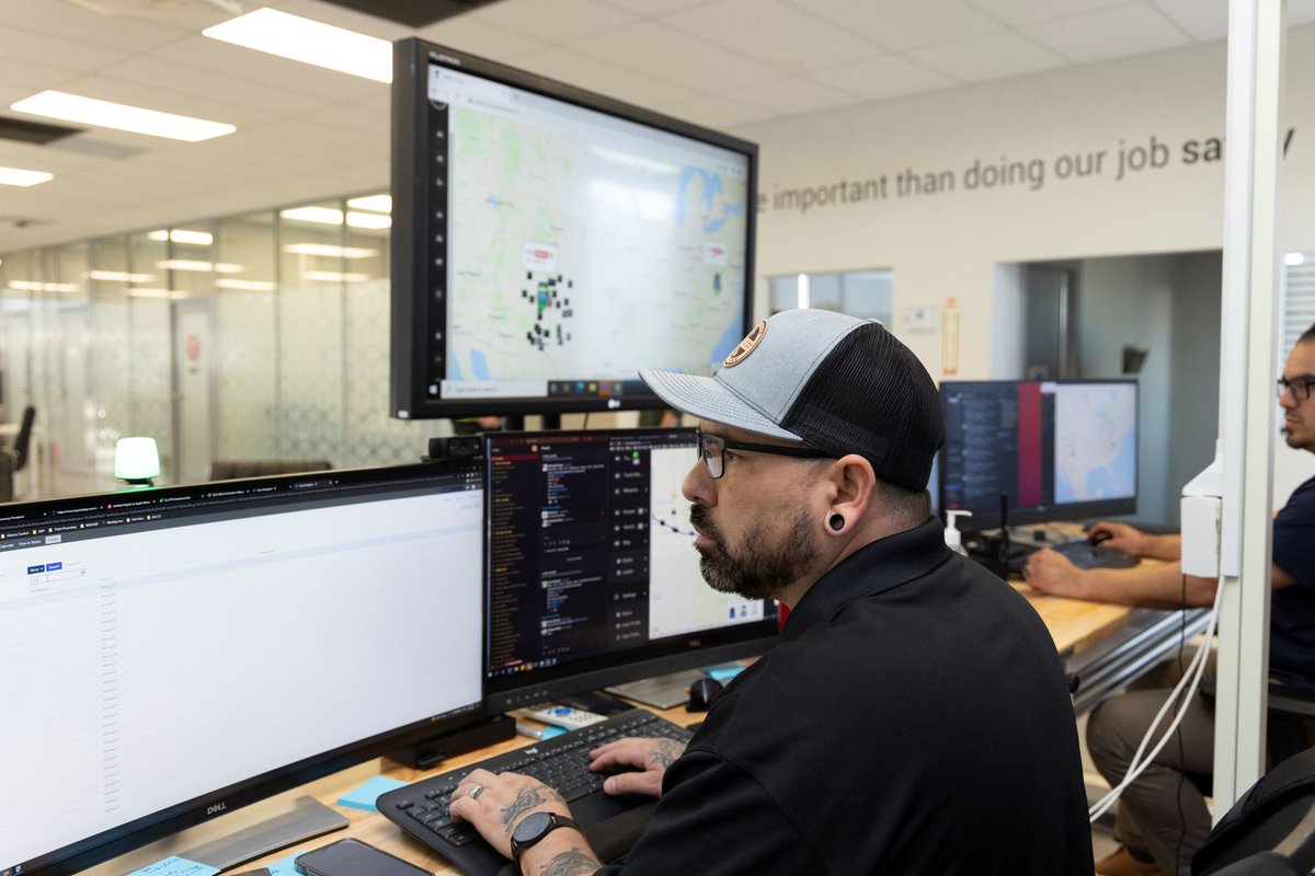 DaimlerTruck's tweet image. Behind every #autonomous test run is a team for optimal safety &amp;amp; efficiency. Our independent subsidiary @torcrobotics develops autonomous trucks for hub-to-hub long-haul trucking. A key part: the #MissionControl team, monitoring the autonomous trucks via remote access.