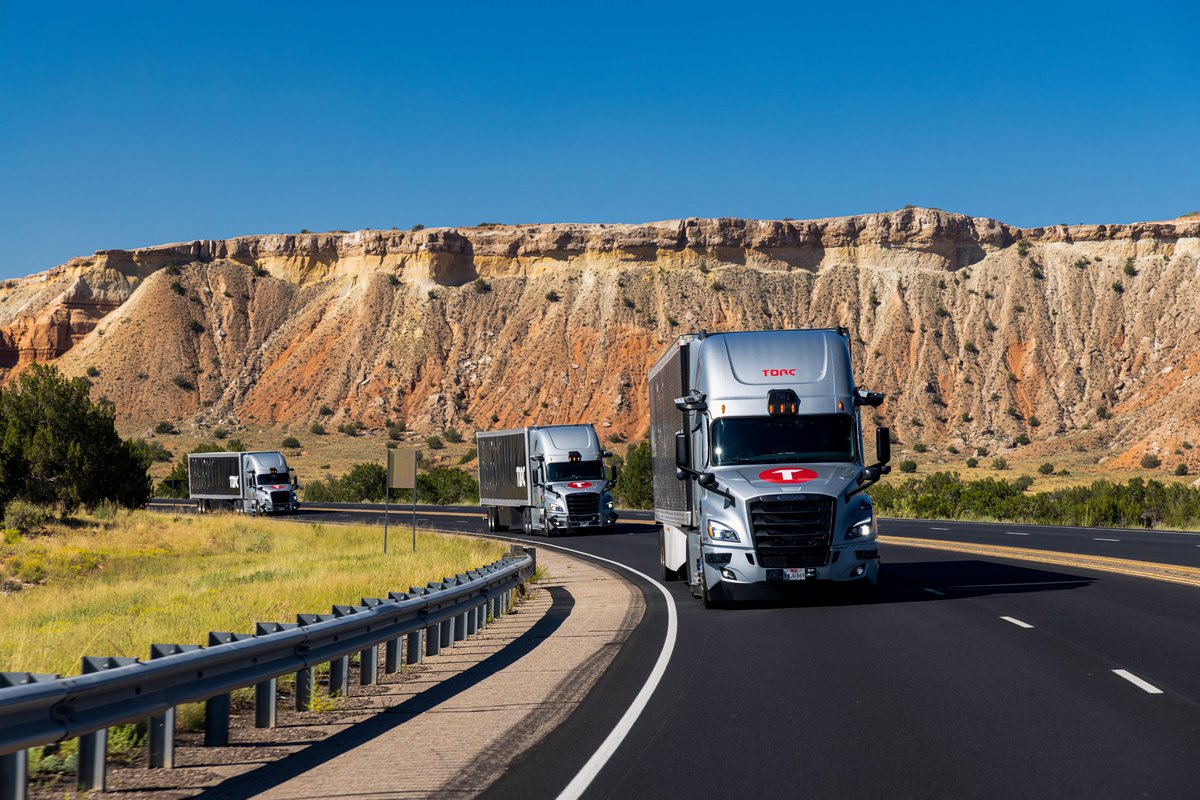 DaimlerTruck's tweet image. Behind every #autonomous test run is a team for optimal safety &amp;amp; efficiency. Our independent subsidiary @torcrobotics develops autonomous trucks for hub-to-hub long-haul trucking. A key part: the #MissionControl team, monitoring the autonomous trucks via remote access.