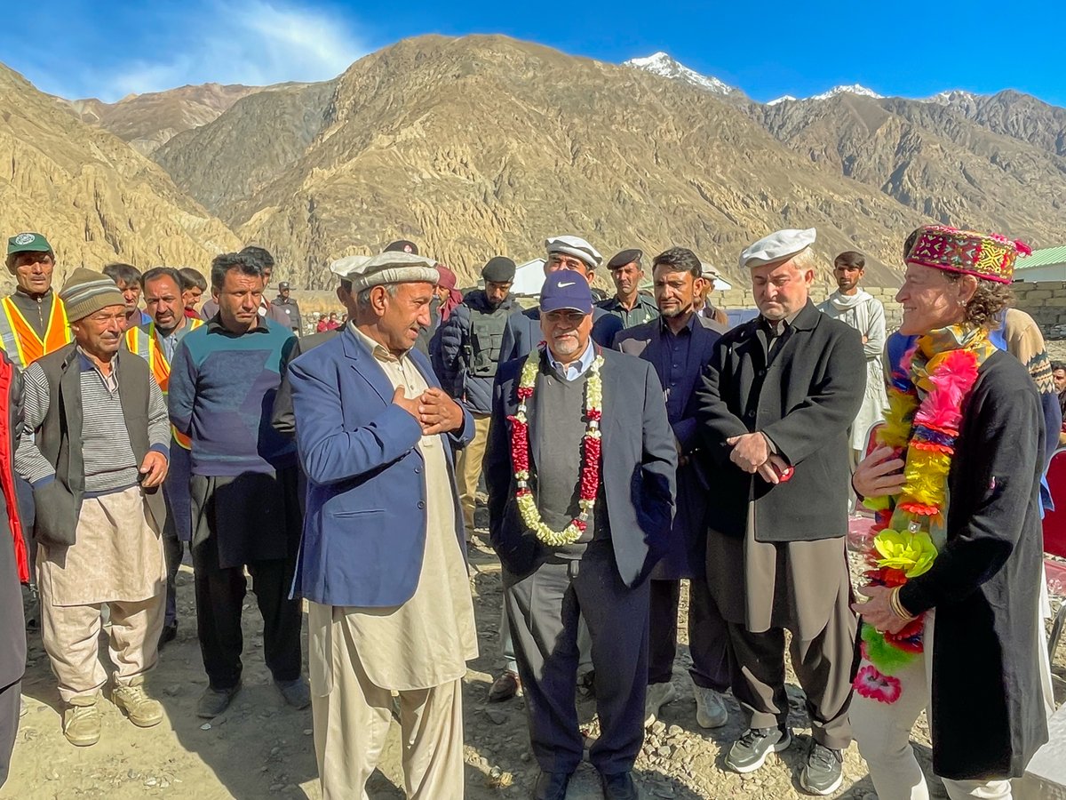 CanHCPakistan's tweet photo. #Conversations4ClimateAction🌊🏚️
During our journey, while making a stopover at the #FloodMitigation Wall in #Brep, a testament to the town's resilience, HC @Scanlon_Leslie received a briefing on community-led #DisasterRisk preparedness & management models that empower the (1/2) https://t.co/23wzL6gKq3
