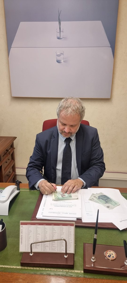 ClaudioBorghi's tweet photo. Firmando i minibot "premio" per i maggiori donatori del Fin Day 😃 https://t.co/JYRp3xicBZ