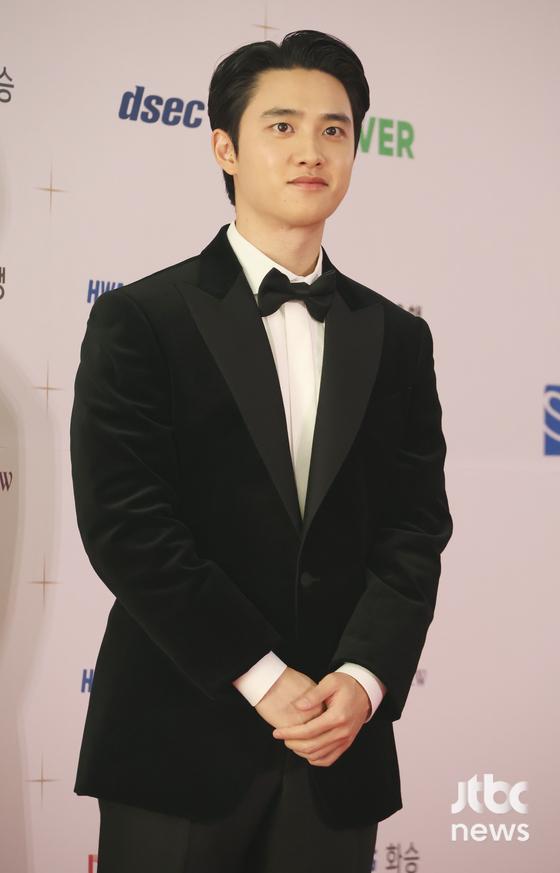 EXOGlobal's tweet photo. ARTICLE 📰 | 231018 [EXCLUSIVE] EXO #DOHKYUNGSOO reportedly will leave SM Ent. to continue his future activities under a new agency by a management director who has been with him since debut
https://t.co/yiXLaMlHyI

D.O. is said to plan to continue his acting and singing activities including as EXO under the new management.

#EXO #엑소 @weareoneEXO