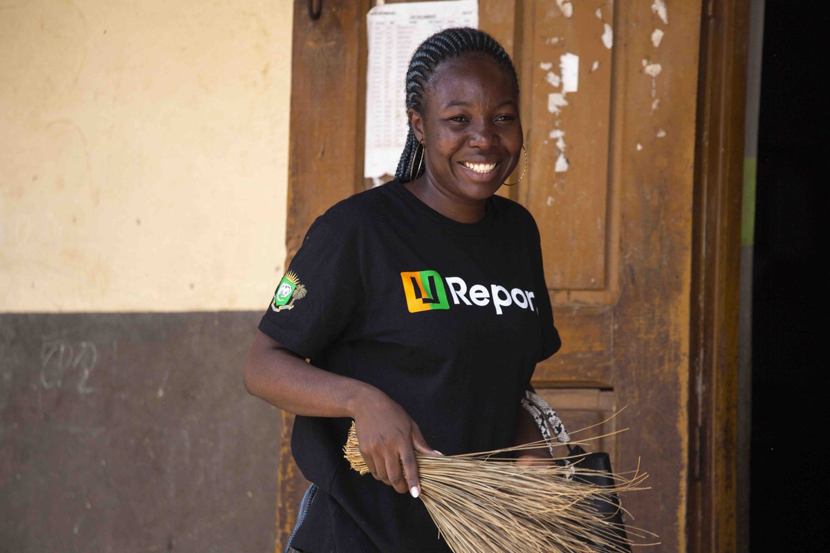 UReport_CIV's tweet photo. Je respecte mon environnement, 🧹
Je ne  jette pas de déchet par terre, 🗑️
J’adopte des comportements écoresponsables. ☺️

Je le fais avec le sourire et toi? 😀

L’écologisme fait partie du Code d’éthique du U-Revoir reporter! Envoie CODE par SMS au 1366 pour en savoir plus! https://t.co/gPmEYjZNia