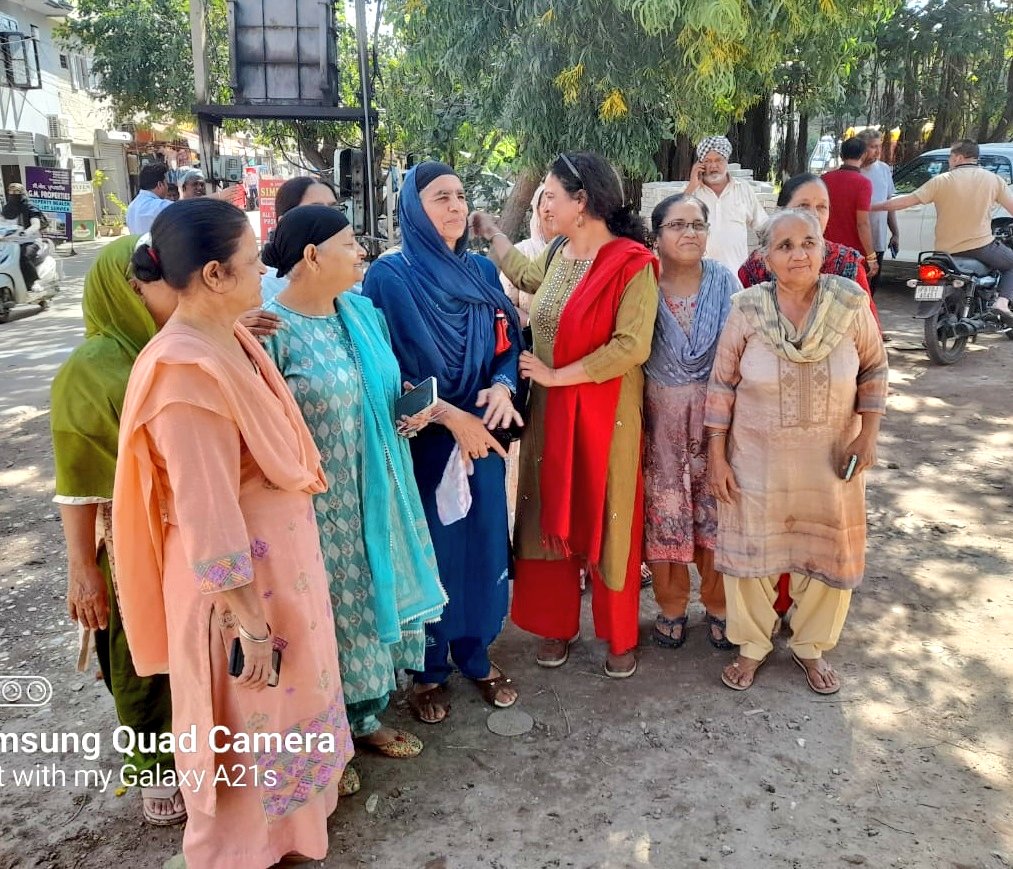 NikkiKohliAAP's tweet photo. ਅੱਜ ਆਪਣੇ ਵਾਰਡ ਨੰਬਰ 58 'ਚ J block ਵਿੱਚ 23 ਲੱਖ ਦੀ ਲਾਗਤ ਨਾਲ ਟਾਈਲਾਂ ਅਤੇ 20 ਲੱਖ ਨਾਲ ਕਈ ਪਾਰਕਾਂ ਦੇ ਵਿਕਾਸ ਲਈ ਇਲਾਕਾ ਨਿਵਾਸੀਆਂ ਨੇ MLA Gurpreet Gogi ਜੀ ਦੇ ਨਾਲ ਅਰੰਭਤਾ ਕੀਤੀ। ਮਹਿਲਾਵਾਂ ਨੇ ਆਪਣੇ ਹੋਰ ਕਈ ਰੁਕੇ ਹੋਏ ਕੰਮ ਜਿਵੇਂ ਕਿ ਰਾਸ਼ਨ ਕਾਰਡ, ਆਯੂਸ਼ਮਾਨ ਕਾਰਡ ਵੋਟਰ ਕਾਰਡ ਦੀ ਸੋਧ ਆਦਿ ਬਾਰੇ ਮੇਰੇ ਨਾਲ ਗੱਲਬਾਤ ਕੀਤੀ। https://t.co/xcflJEMoKE