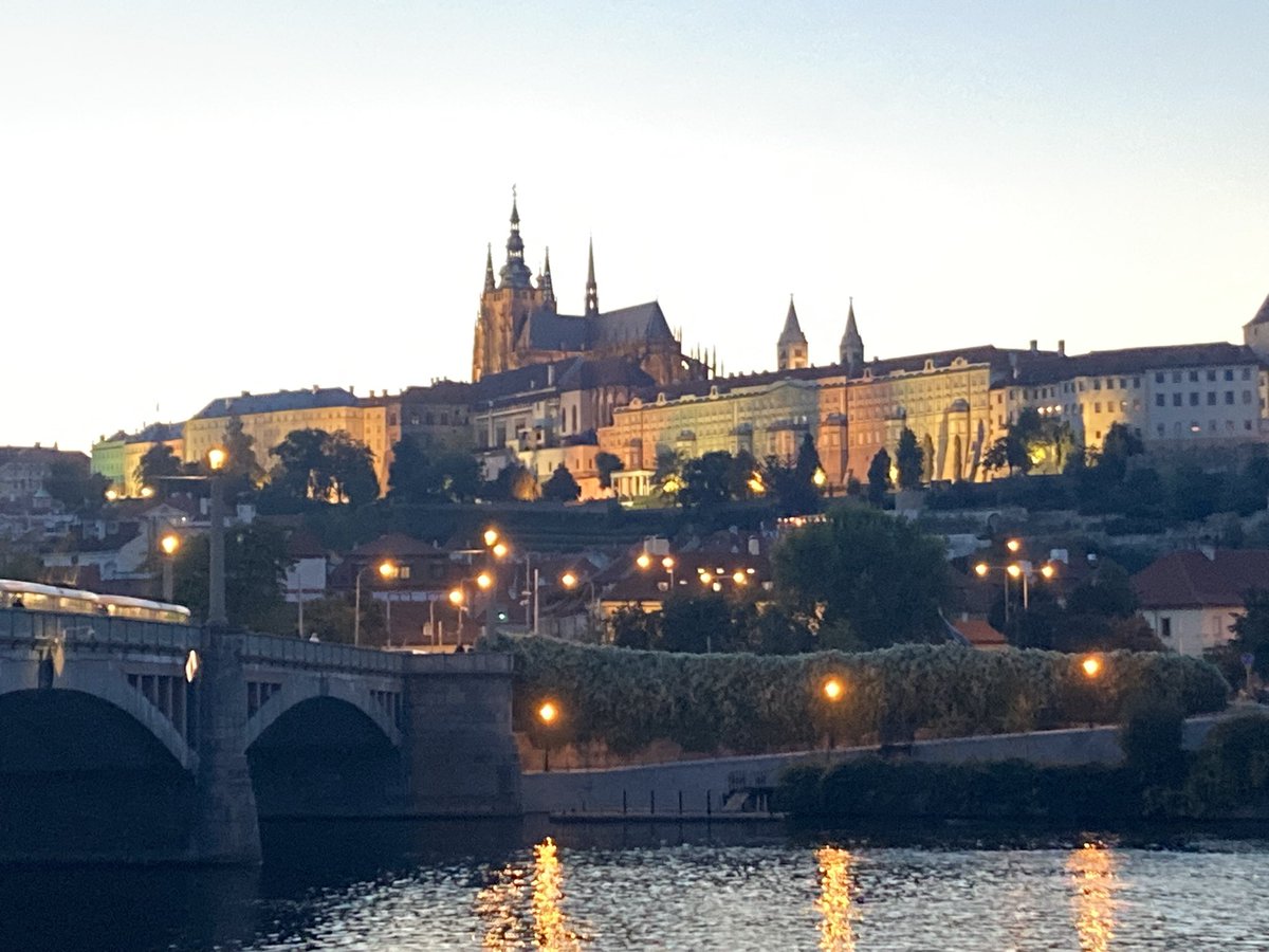 FelixTorres5's tweet photo. El castillo de Praga desde el río Moldava https://t.co/DqdrdLlr5L