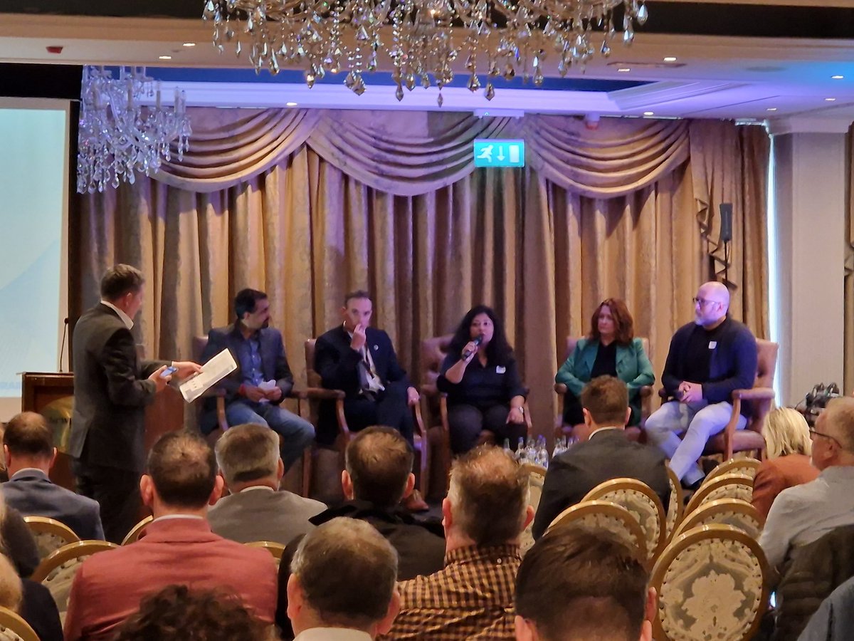 Our panel are taking questions from attendees at #thediscoveraievent <a href="/WaltonInst/">Walton Institute</a>