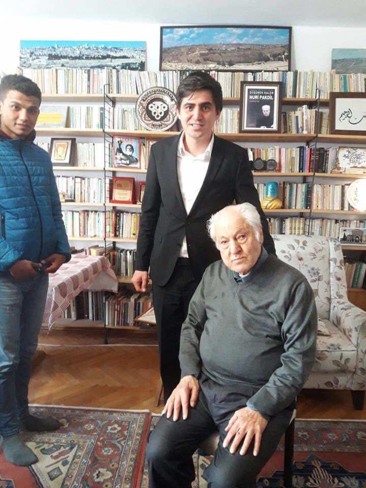 KaparBaris's tweet photo. "Ben Kudüs'ü kol saati gibi taşıyorum.
Ayarlanmadan Kudüs'e.
Boşuna vakit geçirirsin.
Buz tutar.
Gözün görmez olur"

Kudüs Şairi Nuri Pakdil'i vefatının yıl dönümünde rahmetle anıyorum. Onun dizeleriyle dile gelen hakikatlerle bugünlerde bir kez daha yüzleşiyoruz. https://t.co/uuDSvJoO2t