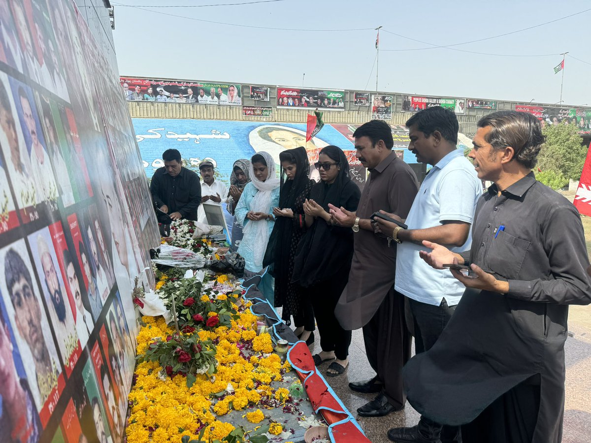 Nabeels01225956's tweet image. President PPP Minority Wing Karachi Division @MattoMushtaq SBH Vice president #PYOSIndh @RoomaMatto  Chairman #UC01 Sanam Gabol prayed to pay rich tribute to the martyrs of Karsaz. #KarsazMartyrs #18October2007 #SalamShuhdaeKarsaz 🇱🇾
#سلام_شہدائے_کارساز 
@BBhuttoZardari