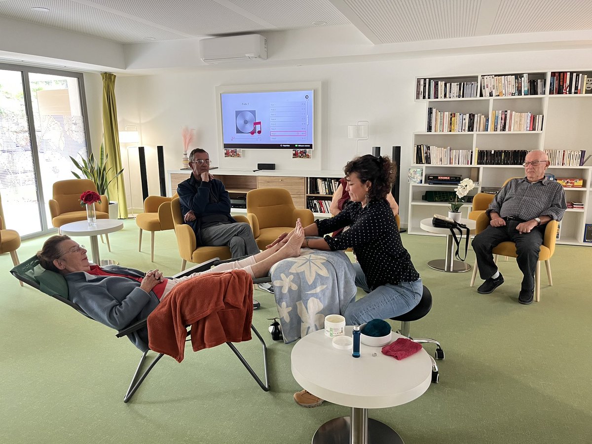 La journée commence en douceur avec un atelier de réflexologie plantaire aux <a href="/SenBormes83/">Senioriales de Bormes-les-Mimosas</a> ! 🪶 
<a href="/senioriales/">Senioriales</a> #seniors #bormeslesmimosas