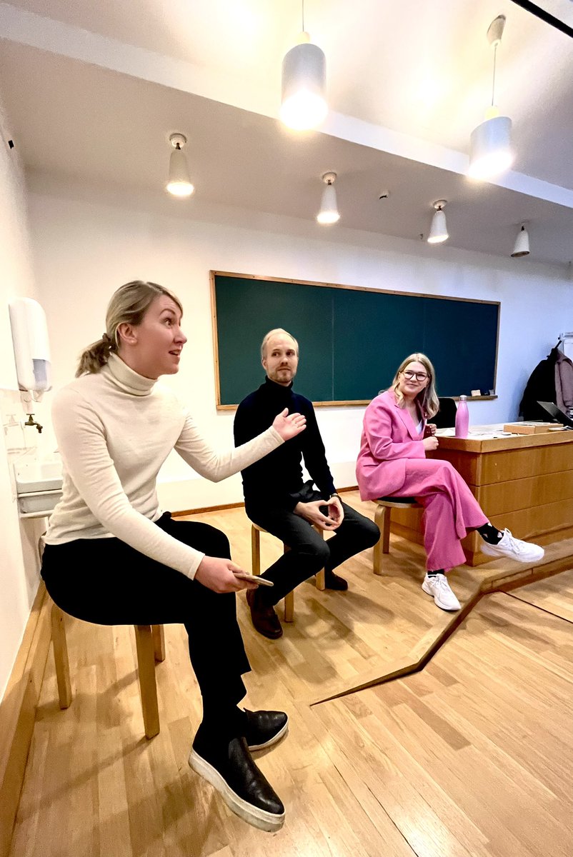 Viestintäprofessiot-kurssin järjestöpäivässä keskustelua mm. tekoälystä, työnäkymistä, tutkimustiedosta, jaksamisesta ja monesta muusta viestinnän asiantuntijatyöhön liittyvästä. Kiitos <a href="/ProComRy/">ProCom ry</a> <a href="/jaanaraa/">Jaana Raatikainen</a> , <a href="/ViestiRy/">Viesti ry</a> <a href="/anni_haaparanta/">Anni Haaparanta</a> sekä @Prologos_ry @MarkoSiitonen! 📣