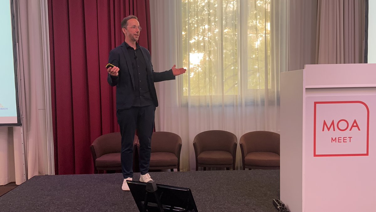 Smart Workspace Design tweet media