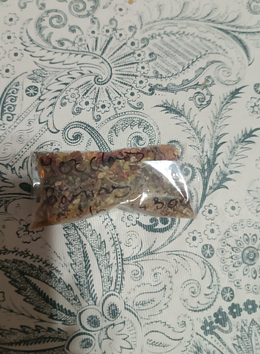 adriapers's tweet photo. Maneras de ahorrar incienso.

Yo tengo una cajita en la que voy guardando mis inciensos, de vez en cuando cuando se me van callendo pequeñas cantidades, las voy mezclando en una bolsita y tengo más incienso jeje.

¿Qué Os Parece ? 
#incienso #cofrade #andaluciaespaña https://t.co/prI0cqpyAO