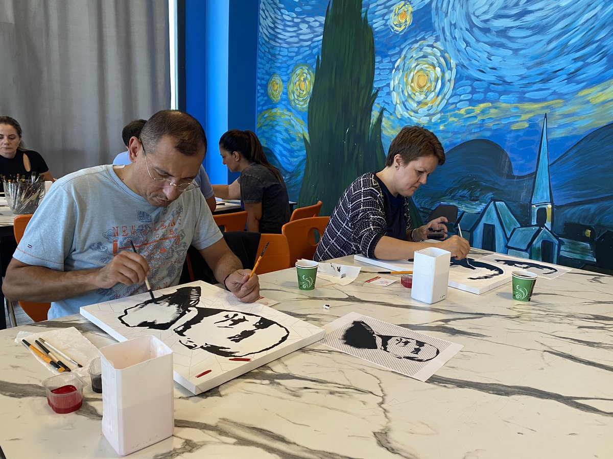 Cumhuriyetimizin 100. Yılında ortaokul velilerimizin katılımıyla birbirinden güzel Atatürk portreleri hazırlandı. Katılım gösteren tüm velilerimize emekleri için teşekkür ederiz. ❤️💙🇹🇷

#cumhuriyetimizin100yılı
#29ekimcumhuriyetbayramı